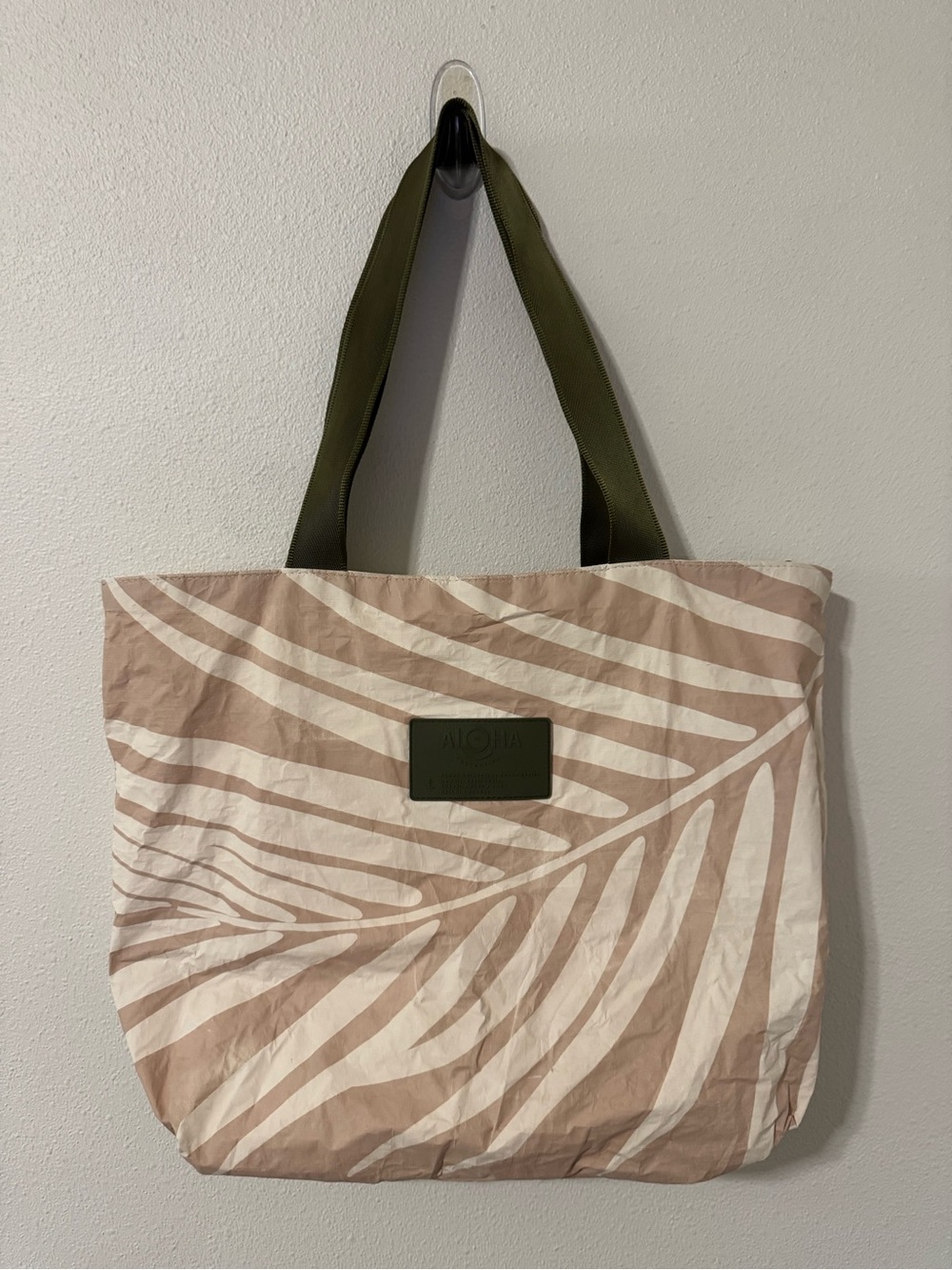 Aloha Collection Seawall Shade Day Tripper Tote Tan Ivory Olive Green Straps